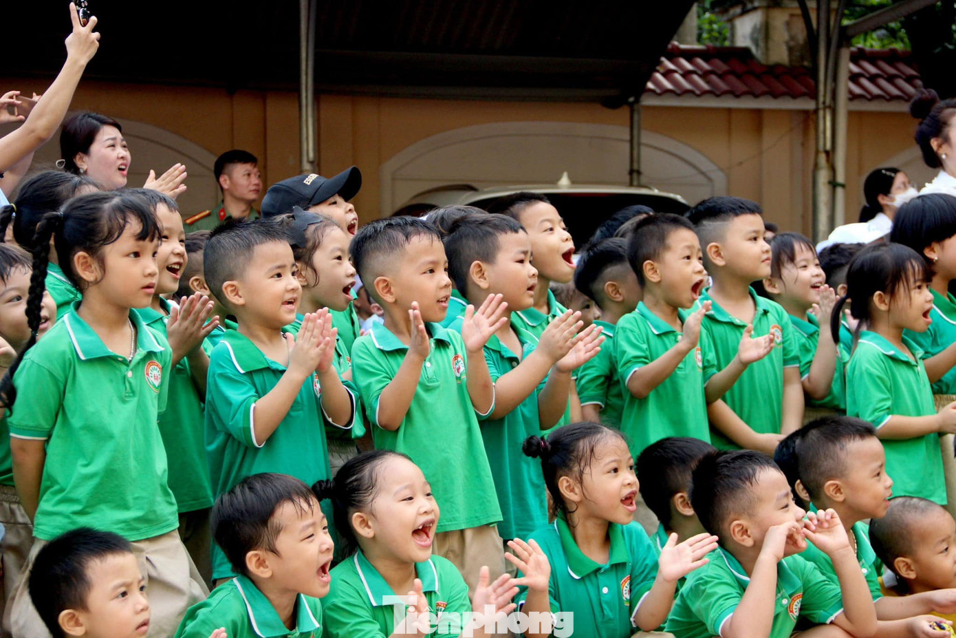 Các em học sinh hào hứng trong hoạt động trải nghiệm, thực hành chữa cháy và cứu nạn, cứu hộ.