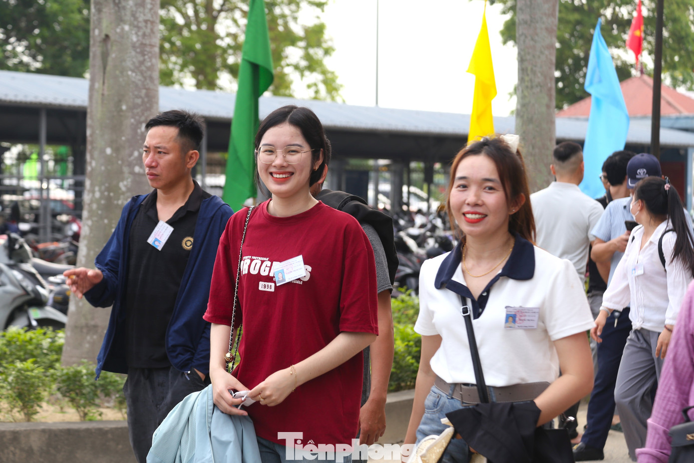 Lần lần đầu tham gia kỳ thi sát hạch lái xe ô tô hạng B2, Lương Thị Huyền (SN 2001, trú huyện Nghi Lộc, Nghệ An, mặc áo đỏ) chia sẻ: “Cả đêm qua em thức trắng, phần vì lo lắng, phần vì ôn tập lại kiến thức. Sáng nay em đến trung tâm từ 6 giờ sáng. Lúc đến đây cũng đã có nhiều người có mặt tại trung tâm".