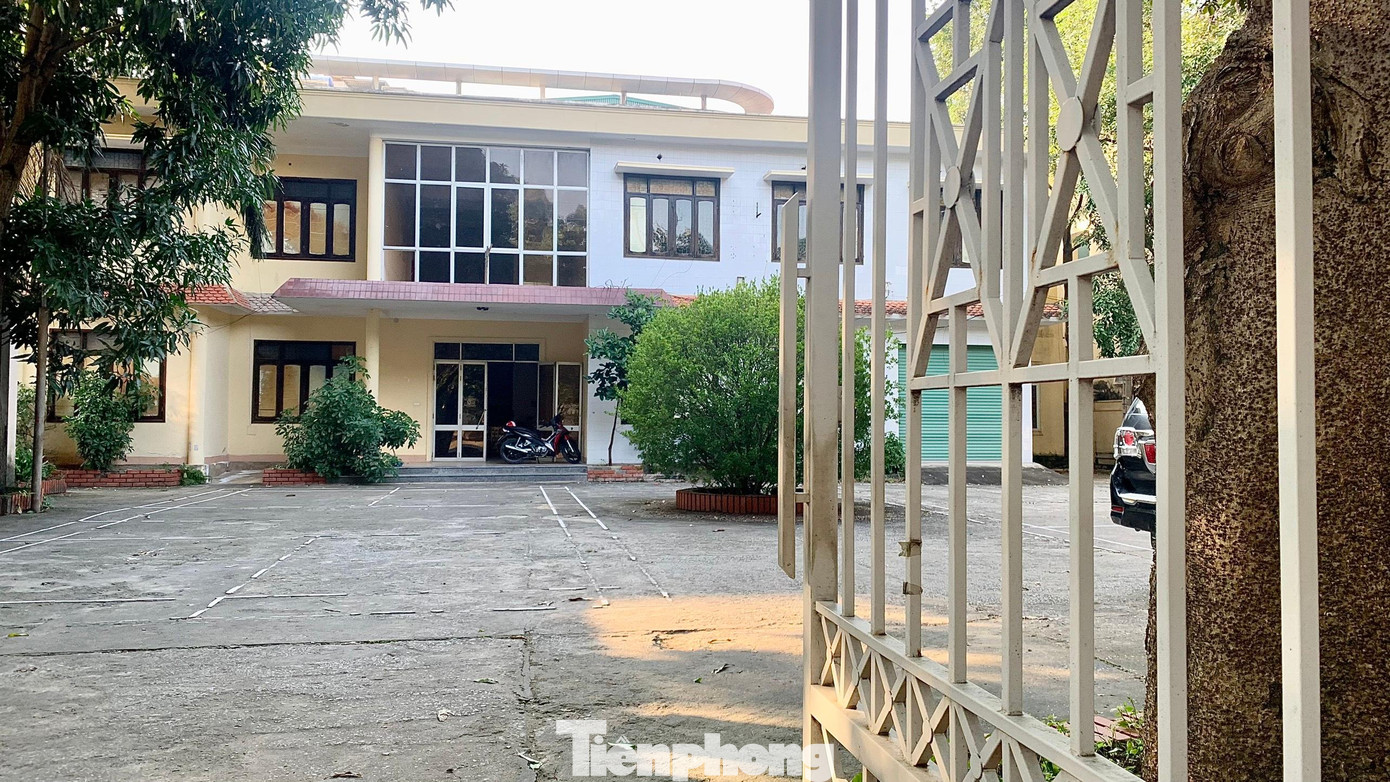 Tuy nhiên, do chưa có tiền để sửa chữa trụ sở mới nên Sở Ngoại vụ Nghệ An vẫn đang thuê nơi làm việc, còn trụ sở mới vẫn đang bỏ hoang.