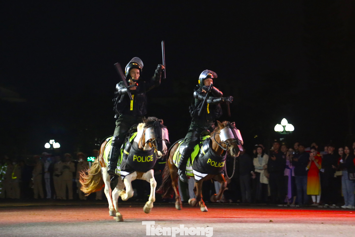 Kỹ thuật điều khiển ngựa chạy đại kết hợp thao tác sử dụng các loại vũ khí, công cụ hỗ trợ.