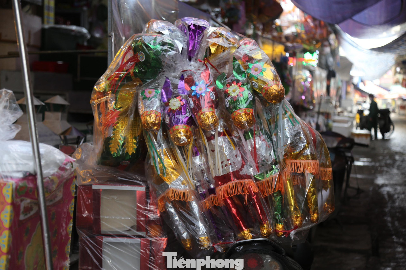Quầy hàng bán vàng mã thưa thớt người ngày rằm tháng Giêng