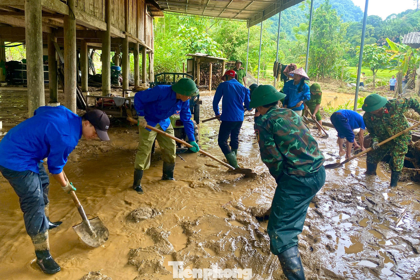 Chính quyền địa phương đang huy động tổng lực gồm lực lượng dân quân, công an, bộ đội cùng đoàn viên, thanh niên phối hợp với người dân dọn dẹp đất đá, thông tuyến đường bị chia cắt và dựng lại nhà ở tạm cho các hộ bị lũ cuốn trôi.