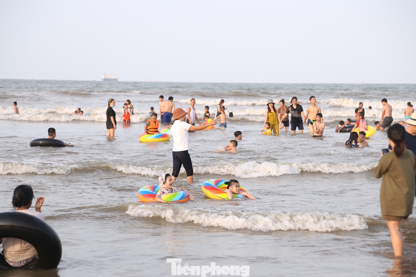 Nhiều gia đình đến biển Cửa Lò để nghỉ ngơi, vui chơi và thư giãn trong không gian mát lành.