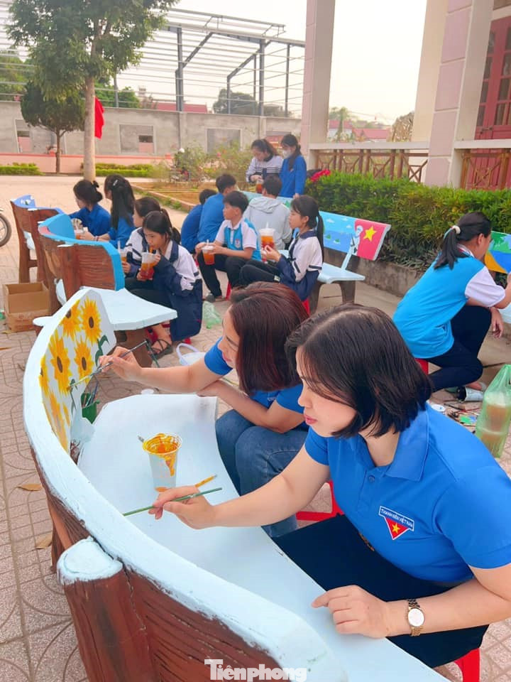 Với sự khéo léo, tỉ mỉ vẽ, sáng tạo lựa chọn màu sắc, phối màu,... các đoàn viên thanh niên đã làm cho những chiếc ghế đá cũ trở nên đẹp, đầy màu sắc và ấn tượng hơn.