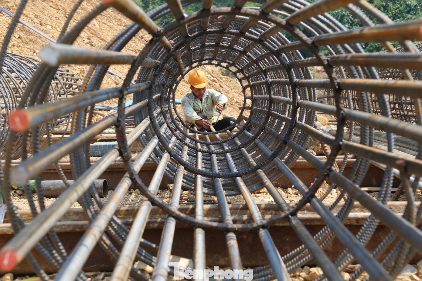 Ông Thái Bá Lực, Chỉ huy trưởng công ty TNHH Hòa Hiệp thi công cầu Thần Vũ 1, chia sẻ: “Sau khi khơi thông nguồn vốn tín dụng, đơn vị đã huy động toàn bộ thiết bị, nhân lực chia thành 17 mũi thi công. Để đạt được tiến độ, chúng tôi đã tăng ca, làm cả ca đêm để đáp ứng được những tiến độ bị chậm. Dù tăng tốc tiến độ nhưng chúng tôi cam kết không đánh đổi chất lượng dự án”.