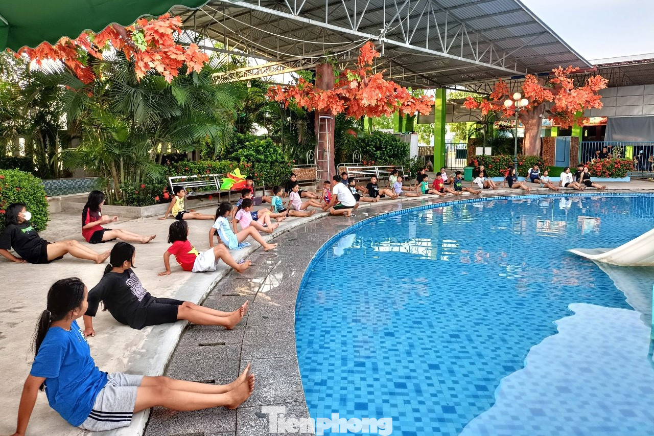 Anh Ngô Thành Công, Bí thư Huyện đoàn Diễn Châu cho biết: “Nhằm tạo sân chơi lành mạnh, bổ ích cho các em thiếu nhi trên địa bàn, Huyện đoàn đã tổ chức nhiều sân chơi, lớp học miễn phí ngày hè. Các em đã được học kỹ năng bơi lội, phòng tránh đuối nước, năng khiếu hát, múa, đá bóng, ,… Thời gian tới, Huyện đoàn sẽ tiếp tục triển khai thêm nhiều hoạt động dành cho thanh thiếu nhi”.