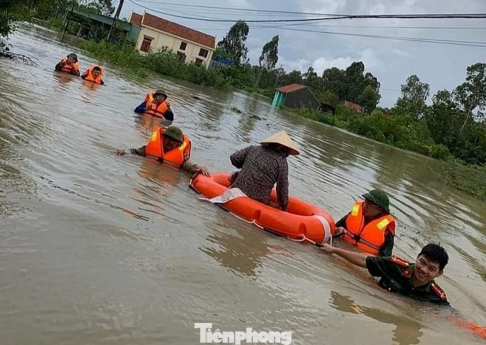 Ngâm mình nhiều giờ để sơ tán dân