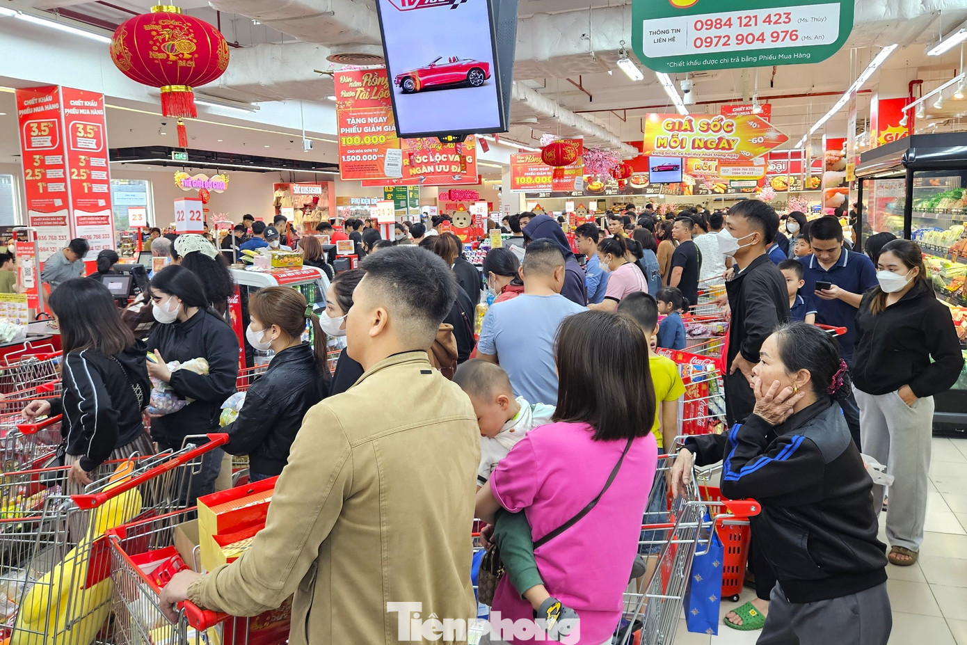 Quầy thanh toán tại siêu thị kín khách đợi thanh toán. Có khách phải xếp hàng chờ 30 phút mới tới lượt thanh toán.