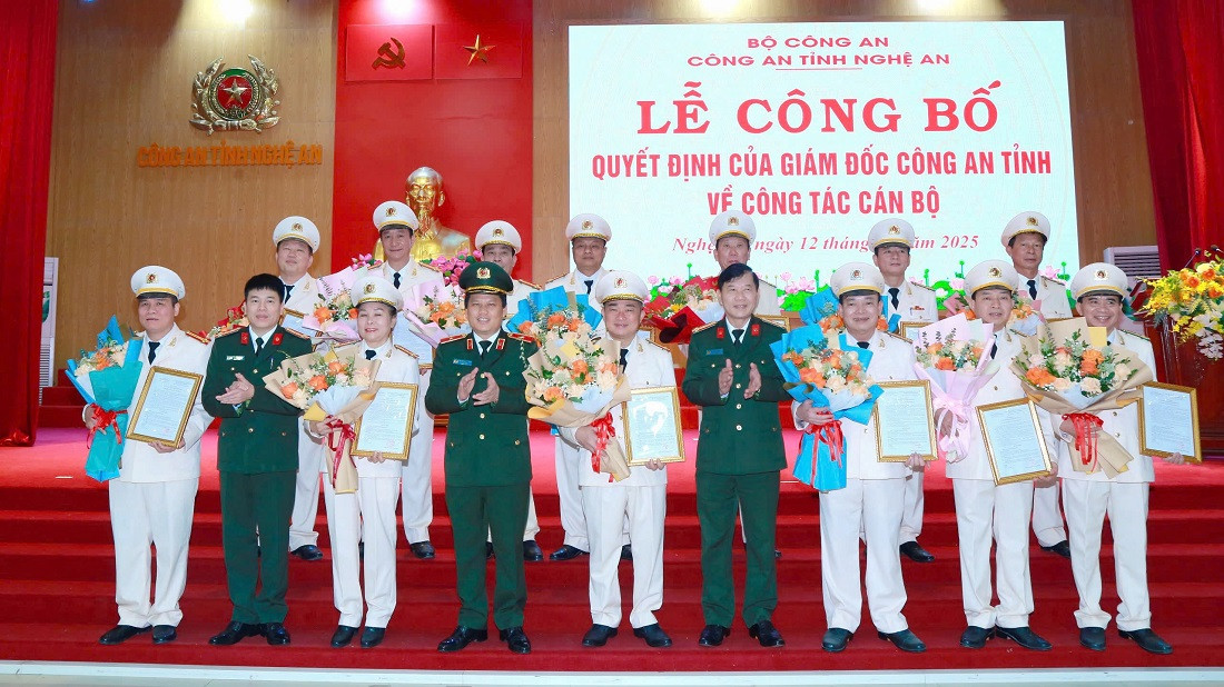 Lãnh đạo Công an tỉnh Nghệ An trao quyết định cho 4 Trưởng phòng, Trưởng công an huyện và 9 Phó Trưởng phòng và tương đương, Phó Trưởng công an huyện xin nghỉ trước tuổi.