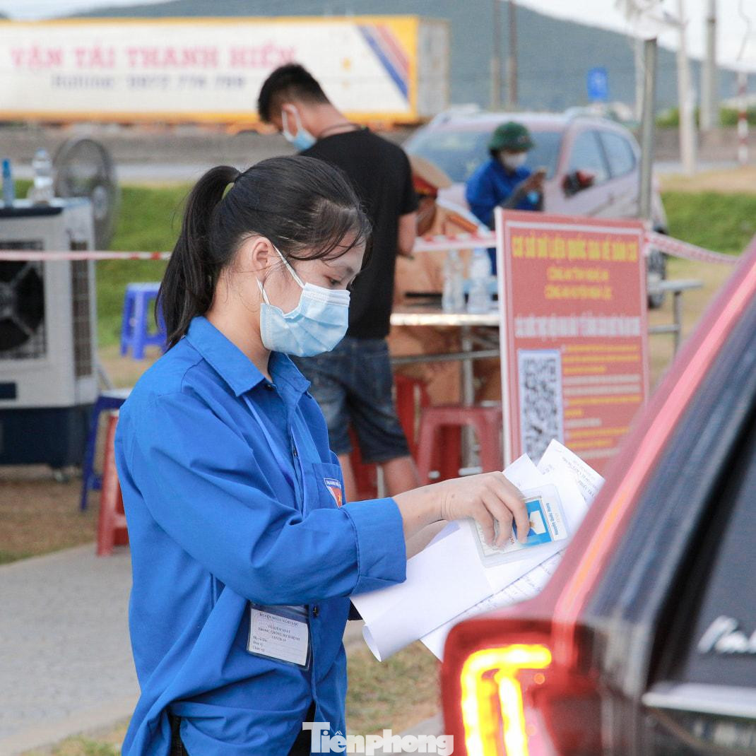 Công việc tưởng chừng nhẹ nhàng, nhưng trong điều kiện khá vất vả, nhất là vào thời điểm nắng nóng, hoặc khi trời đổ mưa đều phải căng sức làm việc.
