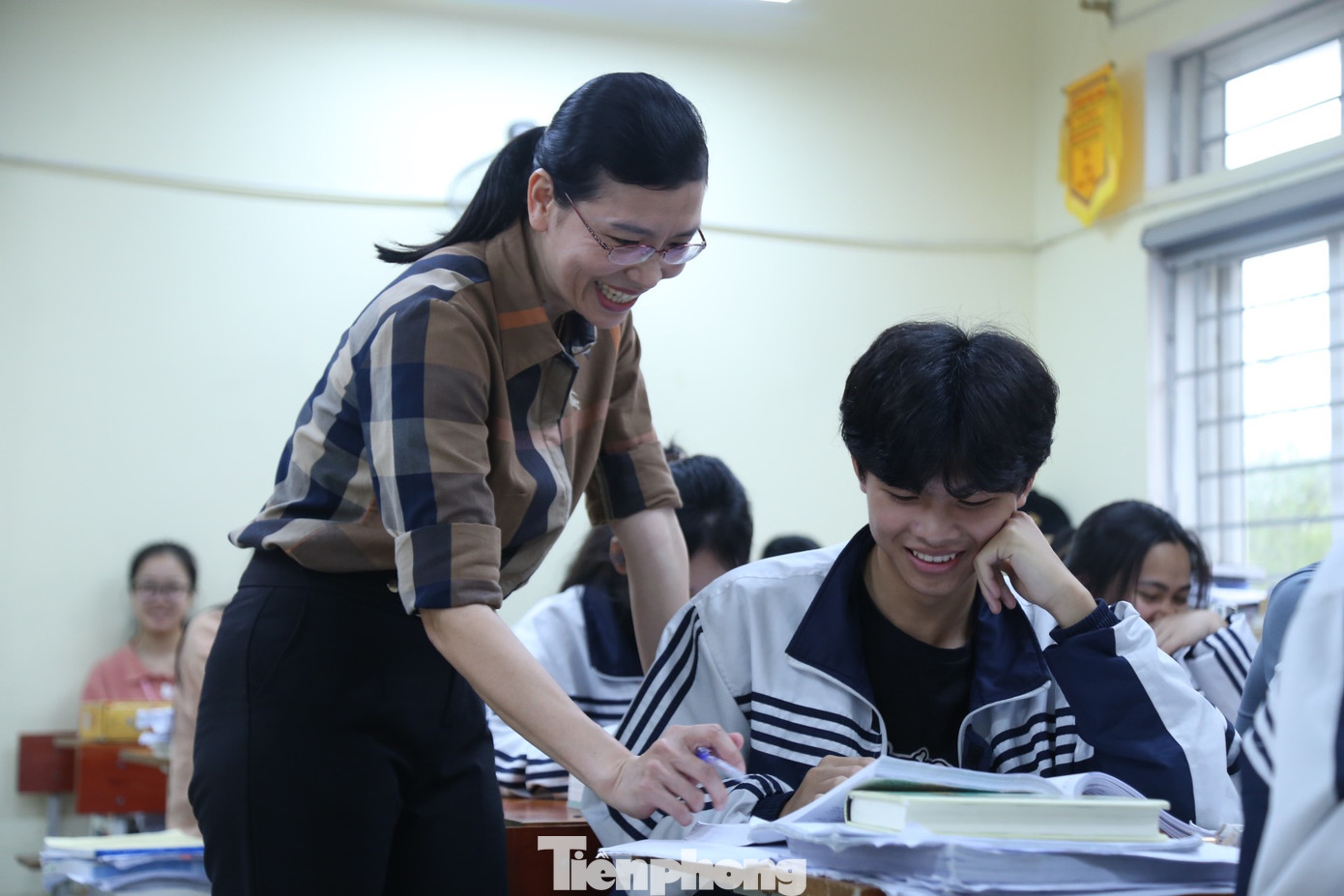 Nguyễn Quốc Cường cùng cô giáo chủ nhiệm Nguyễn Thị Hiền Nguyễn Quốc Cường cùng cô giáo chủ nhiệm Nguyễn Thị Hiền