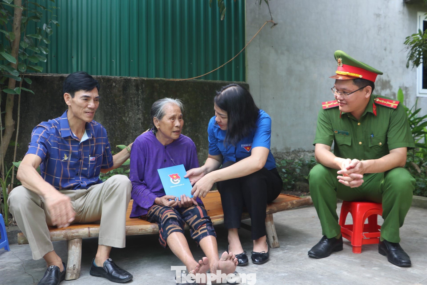 Từ sáng sớm, các bạn đoàn viên, thanh niên đã đến thăm hỏi, quét dọn nhà cửa và chung tay chuẩn bị bữa cơm tri ân cho bà Lê Thị Hường (SN 1938, trú ở xóm 4, xã Xuân Lâm, huyện Nam Đàn). Chồng bà là liệt sĩ Trần Đình Chất, hy sinh vào năm 1969. Tình yêu dành cho chồng quá lớn, nên sau 54 năm kể từ khi chồng mất, bà vẫn sắt son thờ chồng mà không đi bước nữa.