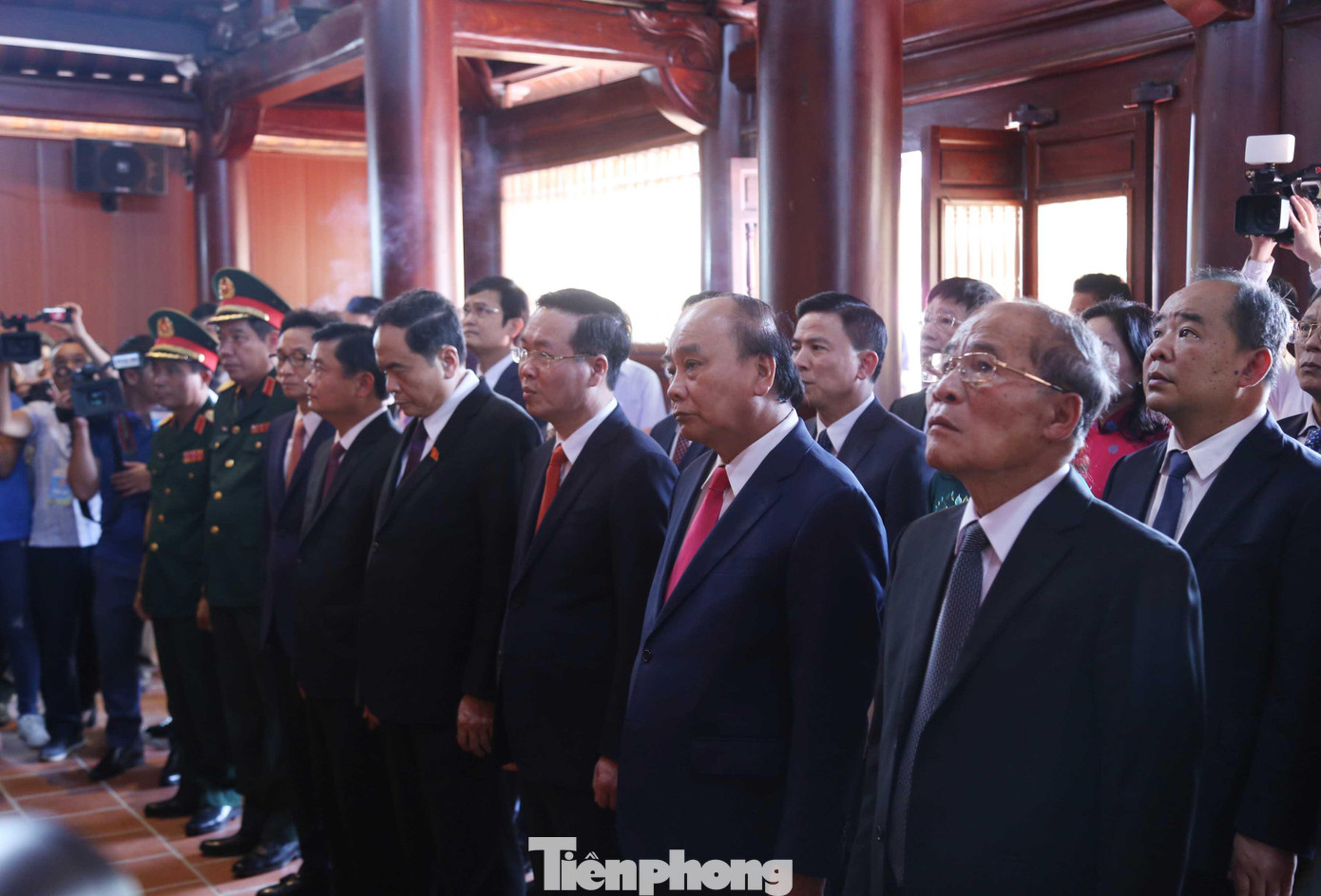 Trước khi diễn ra Lễ kỷ niệm, lãnh đạo, nguyên lãnh đạo Đảng, Nhà nước, các ban, bộ, ngành Trung ương, Quân khu 4, tỉnh Nghệ An và đại diện dòng họ Lê đã dâng hoa, dâng hương tưởng niệm đồng chí Tổng Bí thư Lê Hồng Phong.