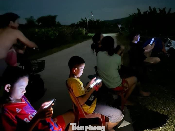 Mất điện, người dân đổ ra đường hóng mát