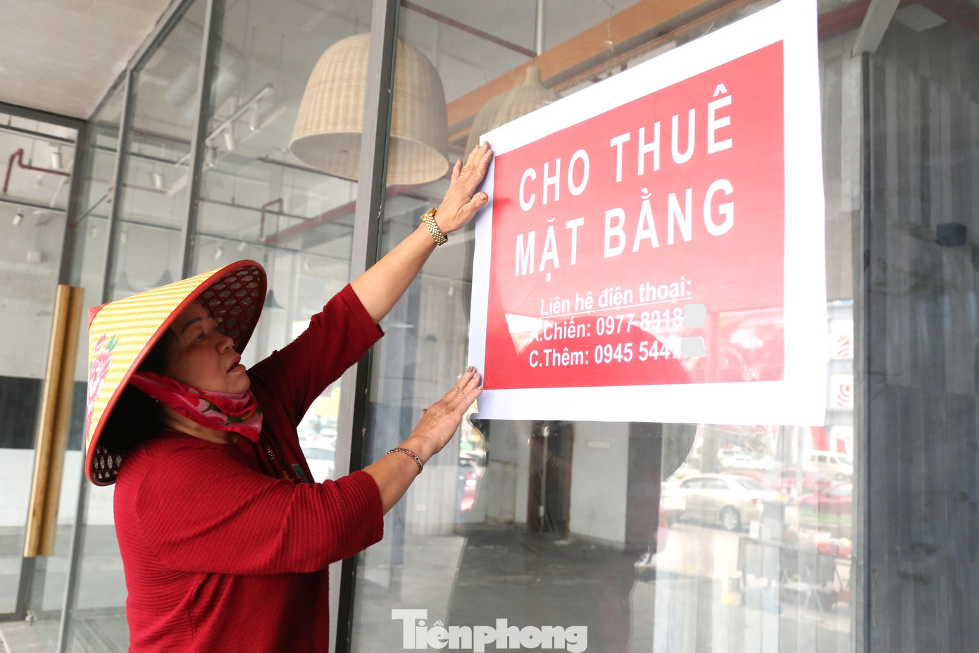 Theo một số chủ cửa hàng, hiện nay việc kinh doanh trực tuyến phát triển nên việc kinh doanh tại các cửa hàng gặp nhiều khó khăn.