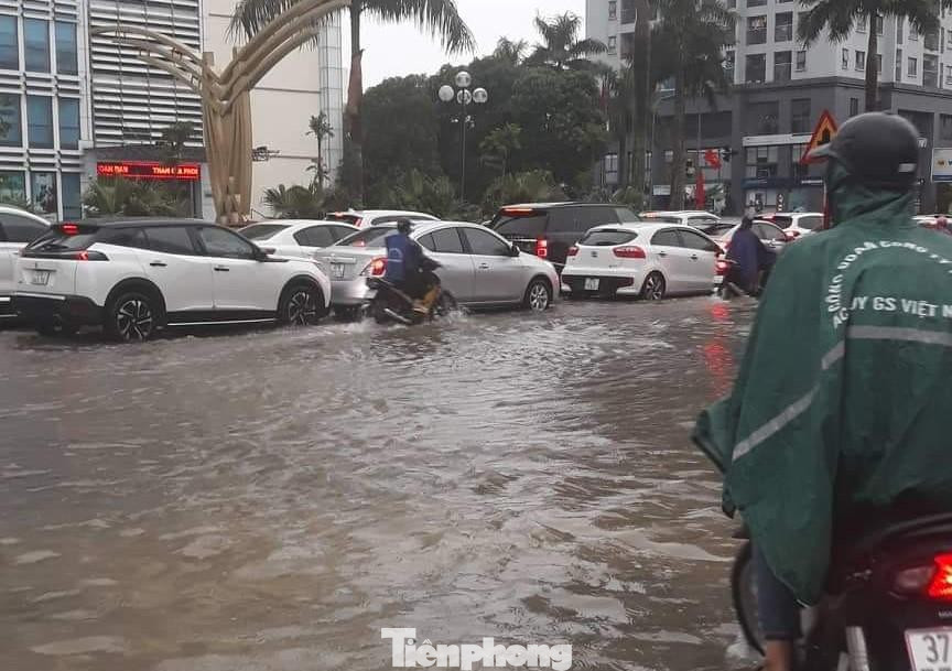 Do mưa ngập, giao thông tại nhiều nơi bị ùn tắc nghiêm trọng.