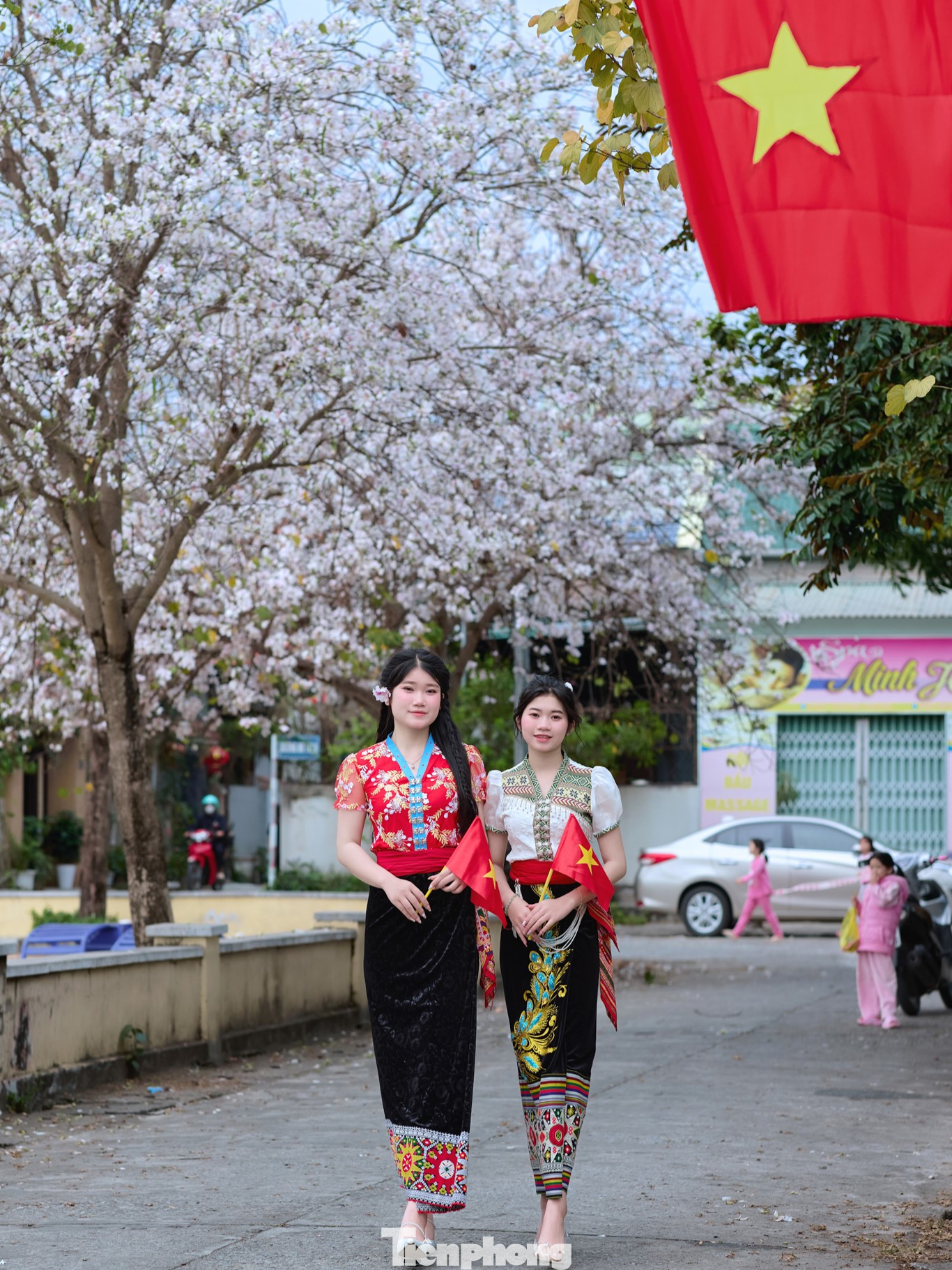 Những cánh hoa ban mỏng manh, tinh khôi thu hút nhiều người, đặc biệt là các bạn trẻ check-in, lưu giữ khoảnh khắc đẹp.