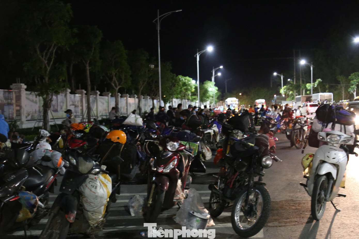 Hơn 22 giờ đêm 2/8, hàng trăm người đi xe máy mang theo đồ đạc lỉnh kỉnh về tới chốt kiểm soát cầu Bến Thuỷ 2. Phần lớn những người này là lao động phổ thông ở các tỉnh miền Nam thất nghiệp nhiều tháng qua, kéo nhau về quê tránh dịch. Với họ, hành trình hồi hương đầy rẫy mệt mỏi và hiểm nguy.