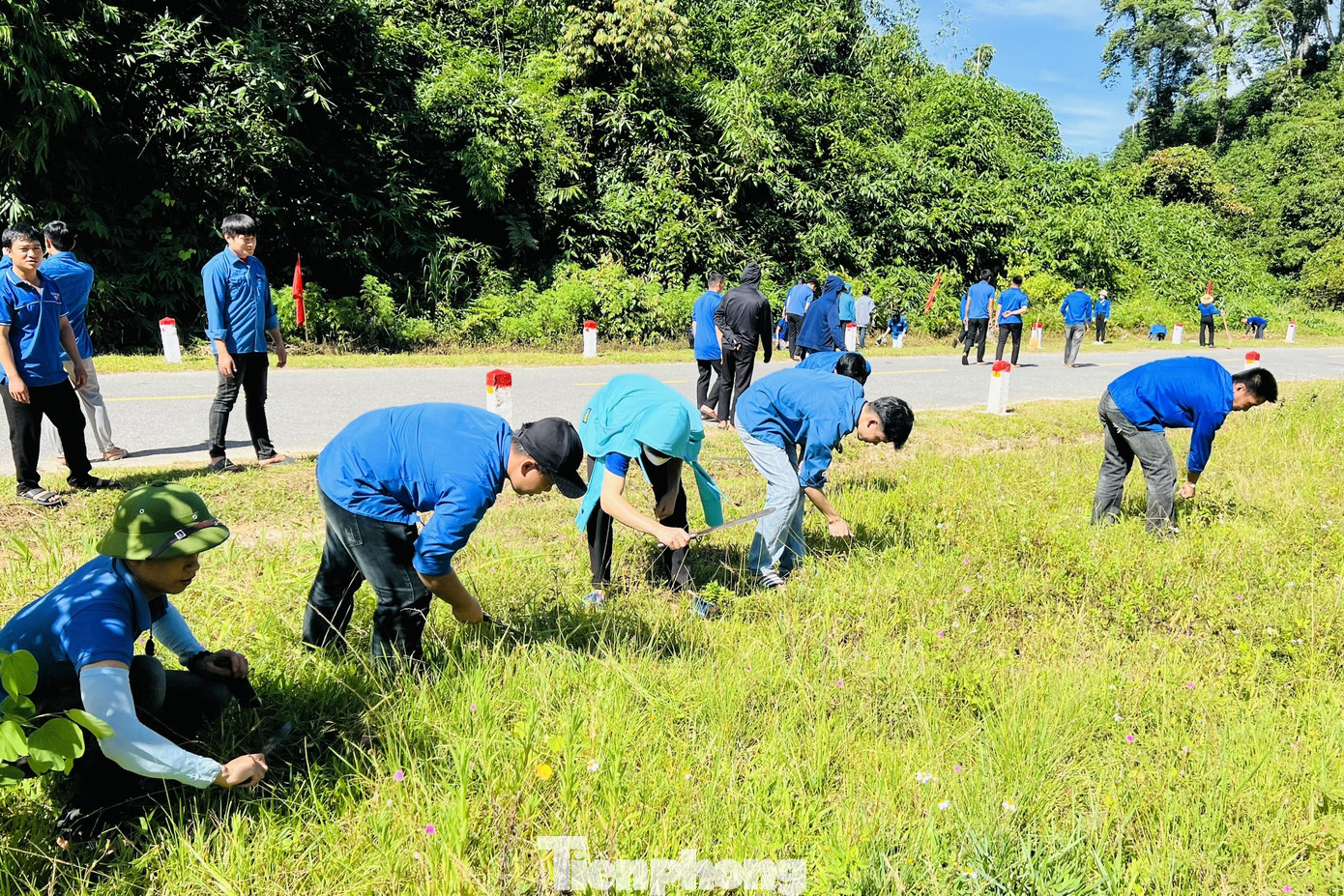 Kết thúc Lễ chào cờ, lực lượng đoàn viên thanh niên ra quân dọn dẹp vệ sinh đoạn đường vành đai biên giới.