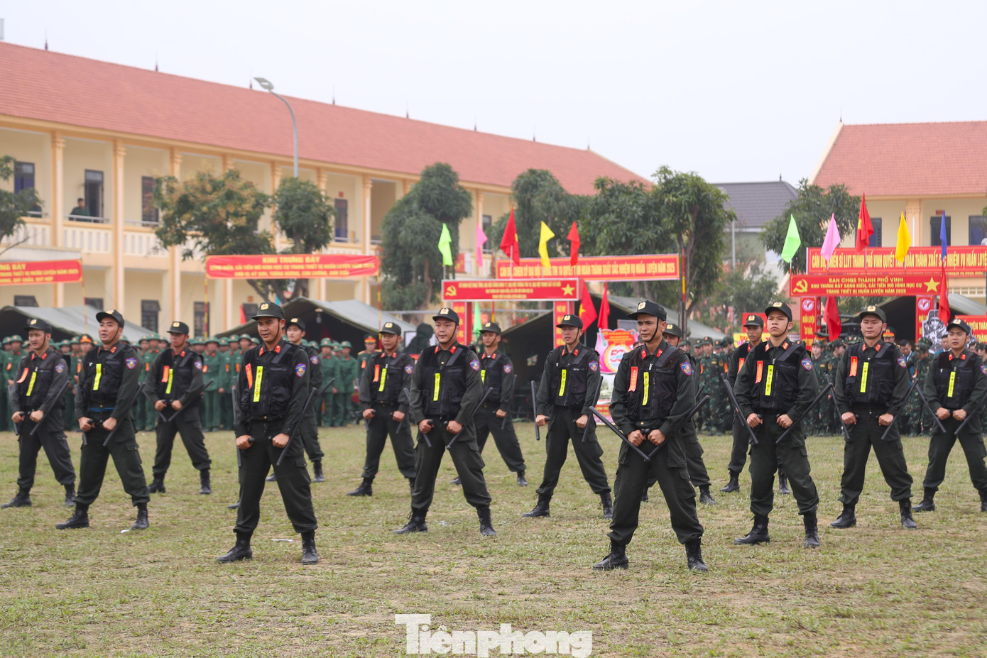 Lực lượng Cảnh sát cơ động biểu diễn màn võ thuật với gậy tông pha. Đây là công cụ hỗ trợ đắc lực, hữu hiệu và hiệu quả của cảnh sát trong huấn luyện và trấn áp tội phạm