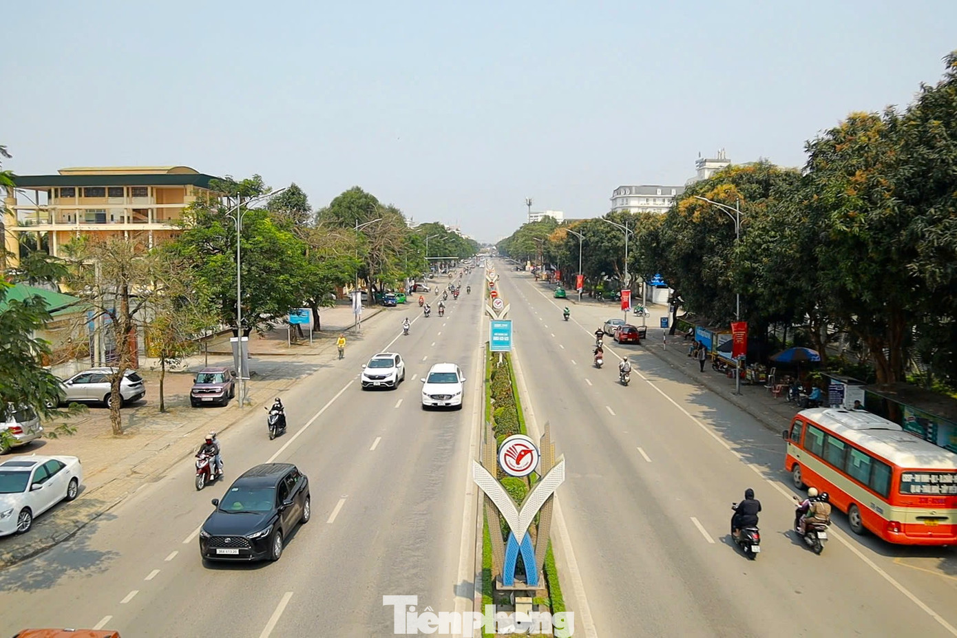 Người dân thành phố Vinh (tỉnh Nghệ An) gặp nhiều khó khăn khi di chuyển qua các ngã tư do tình trạng đèn tín hiệu giao thông hoạt động không ổn định.
