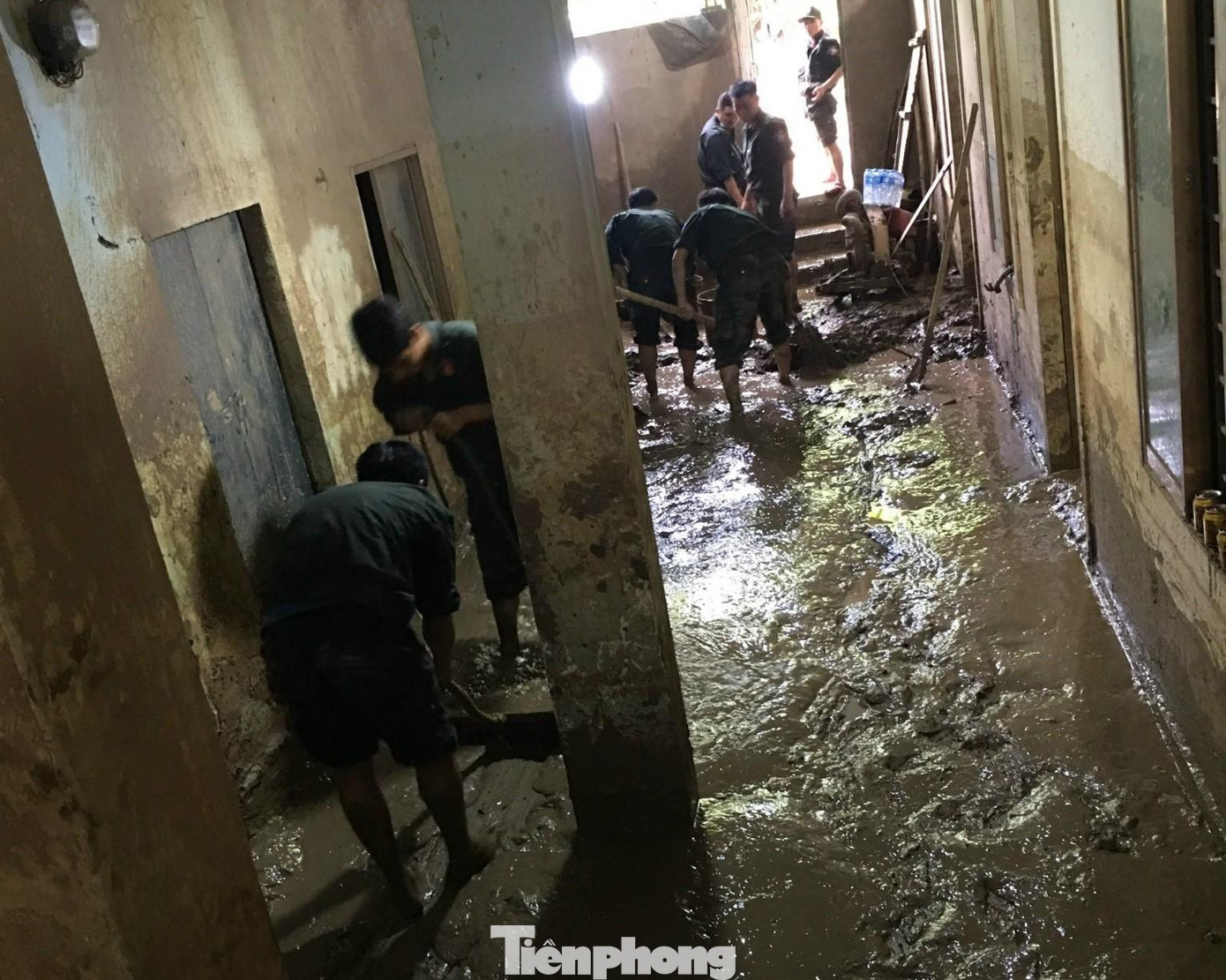 Từng lớp bùn nhão nhoét sau khi lũ quét qua. Từng lớp bùn nhão nhoét sau khi lũ quét qua.