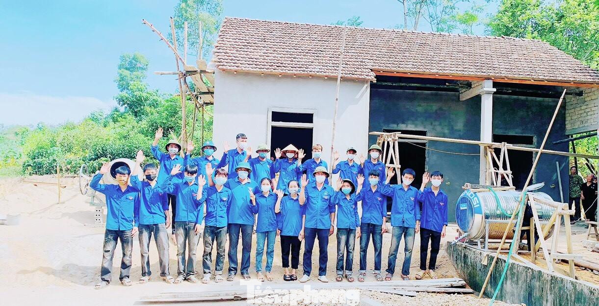 “Thời gian qua, đã có hàng trăm bạn trẻ tham gia chiến dịch tình nguyện hè, thực hiện nhiều công trình, phần việc ý nghĩa như tham gia trực chốt chống dịch, tiếp sức đồng bào hồi hương,… Huyện đoàn luôn quán triệt và động viên ĐVTN từ cơ sở, dù trong tình huống khẩn cấp hay các hoạt động thiện nguyện, các bạn luôn phát huy tinh thần xung kích, tiên phong giúp đỡ người dân và cộng đồng”, Bí thư Huyện đoàn Tân Kỳ chia sẻ.