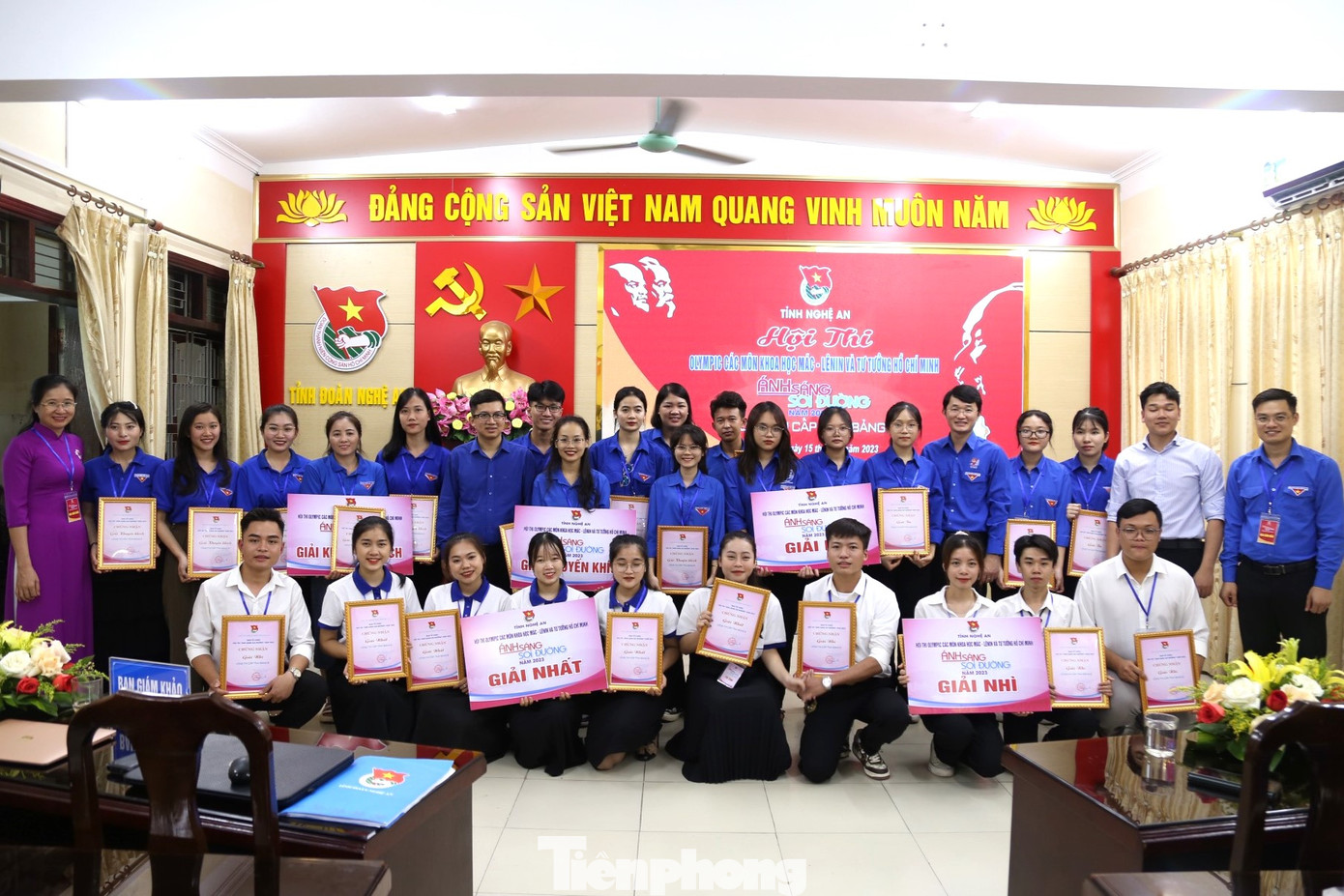 Các đội thi chụp ảnh lưu niệm. Các đội thi chụp ảnh lưu niệm.