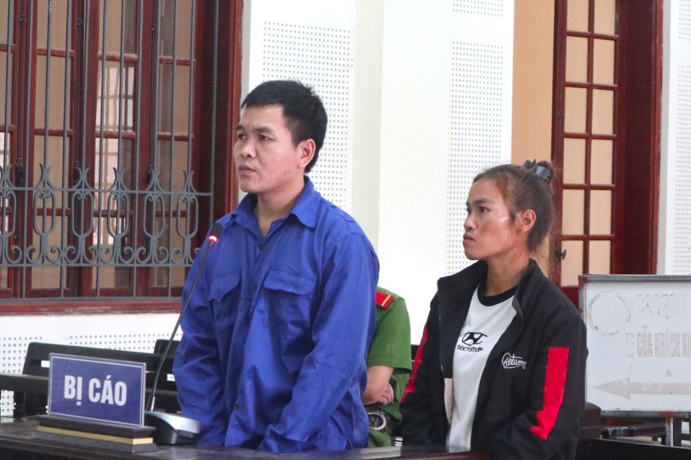 Hai anh em Lô Bún Ma và Lô Thị My tại tòa