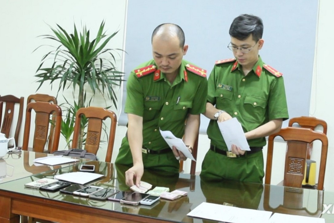 Công an kiểm tra tang vật thu giữ Công an kiểm tra tang vật thu giữ