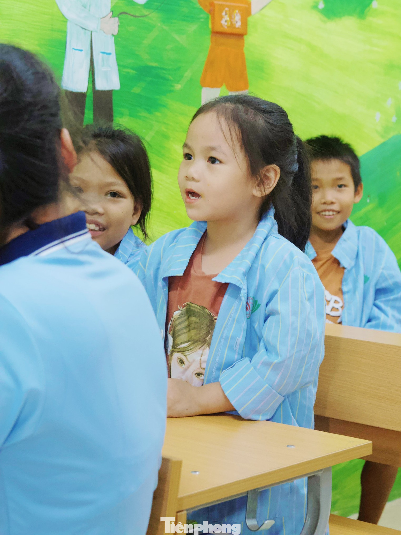 Em Lương Khánh Phương (9 tuổi, trú huyện Kỳ sơn, Nghệ An) là gương mặt quen thuộc của Khoa Bệnh máu tổng hợp 2, Trung tâm huyết học truyền máu tỉnh Nghệ An. Phương bị mắc căn bệnh Thalassemia (bệnh tan máu bẩm sinh). Đều đặn hàng tháng, em lại vượt chặng đường dài cả trăm cây số xuống Trung tâm để truyền máu, duy trì sự sống, mỗi đợt điều trị kéo dài từ 10 - 12 ngày.