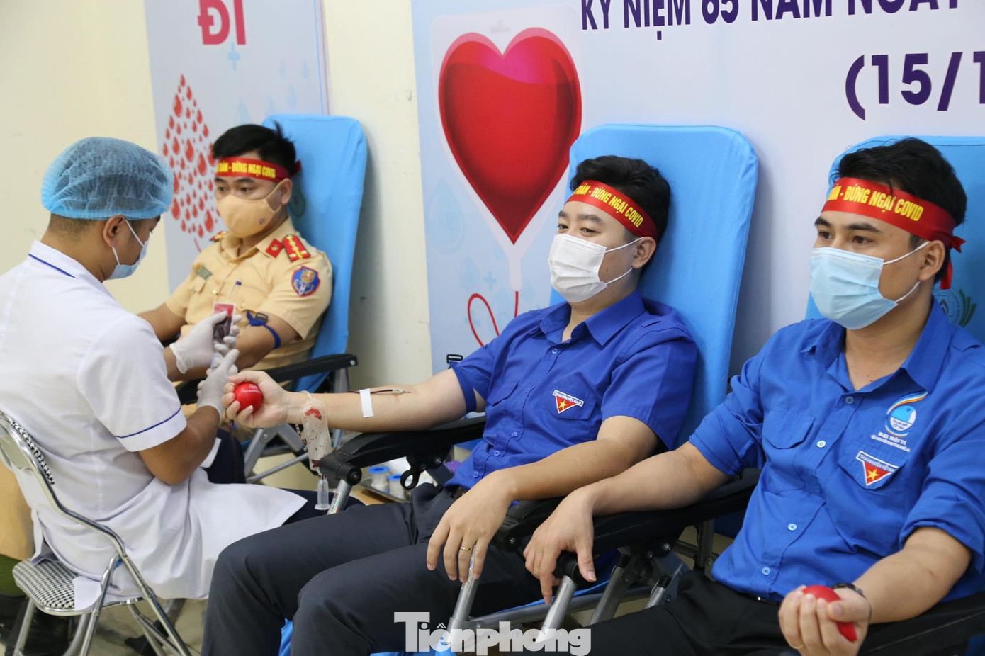 Anh Lê Văn Lương - Bí thư Tỉnh đoàn Nghệ An (bên trái) và anh Thái Minh Sỹ - Phó Bí thư Tỉnh đoàn Nghệ An tham gia hiến máu