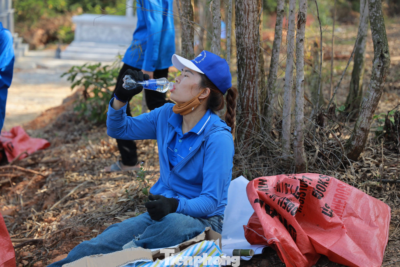 Nhiều bạn trẻ tranh thủ uống nước tiếp sức