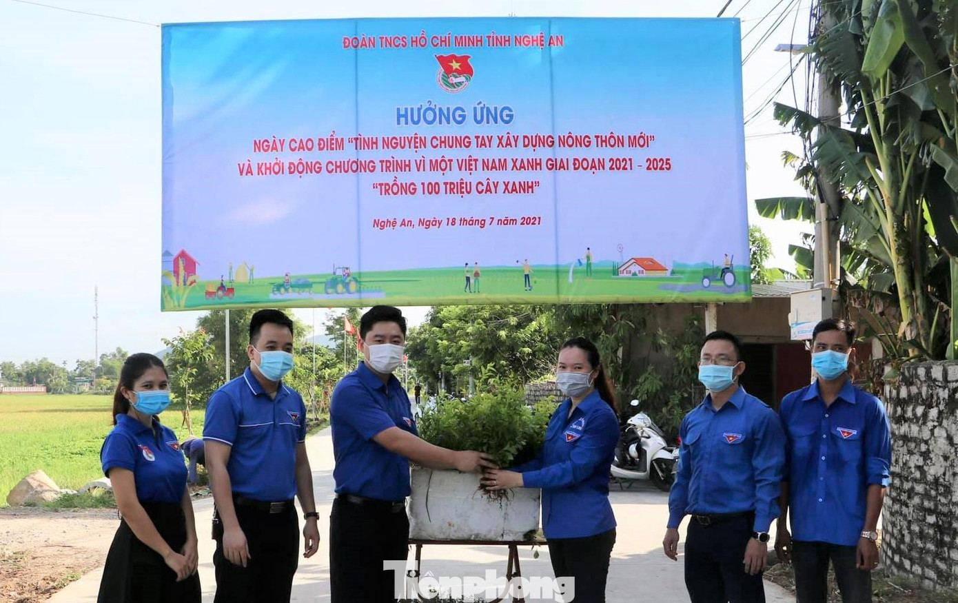 Bí thư Tỉnh đoàn Nghệ An trao tặng cây giống từ mô hình &quot;Vườn ươm thanh niên&quot; của Đoàn khối Doanh nghiệp tỉnh cho đoàn xã Nghi Long, huyện Nghi Lộc để thực hiện mô hình đường cây thanh niên.