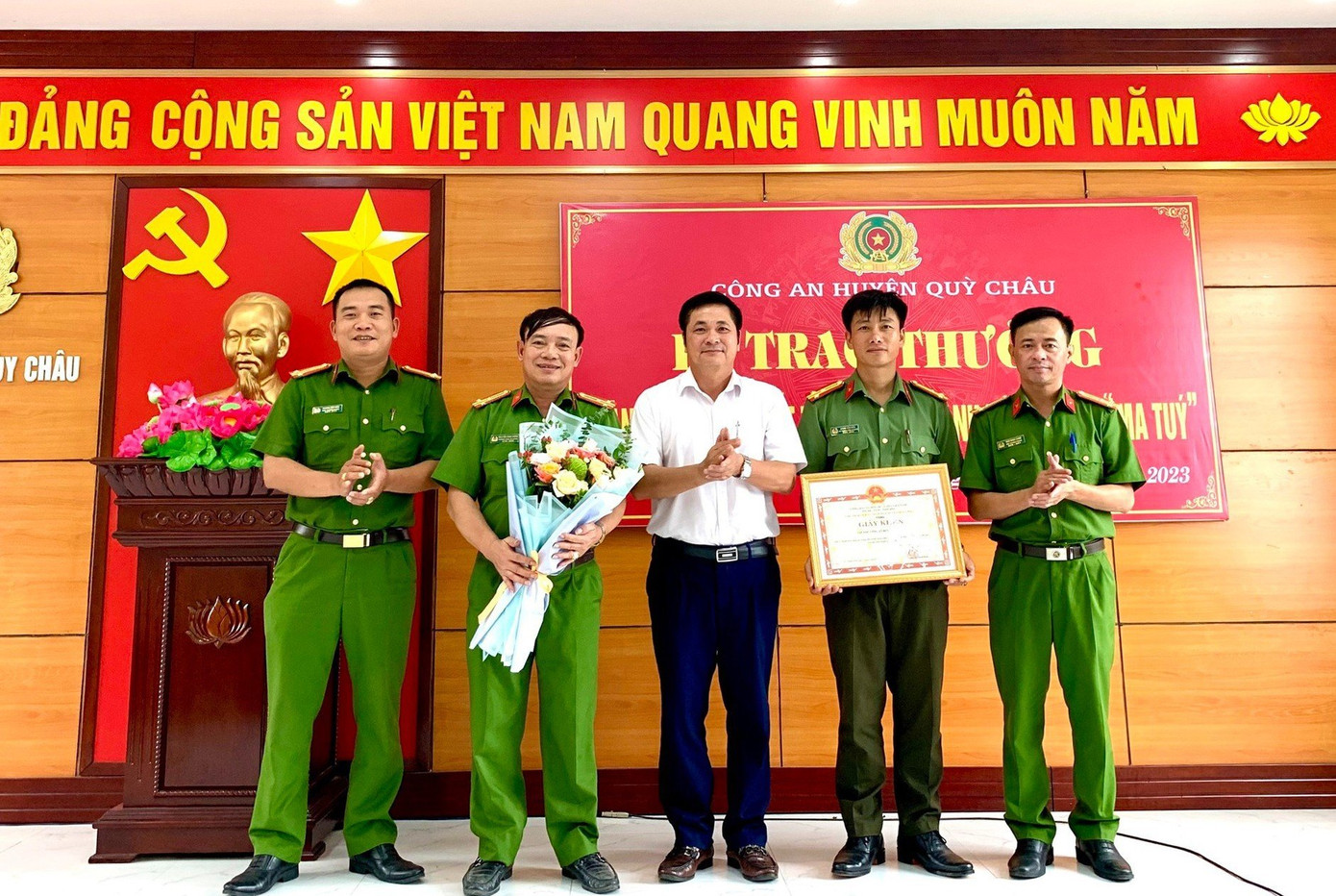 Lãnh đạo huyện Quỳ Châu trao thưởng cho lực lượng tham gia phá án Lãnh đạo huyện Quỳ Châu trao thưởng cho lực lượng tham gia phá án