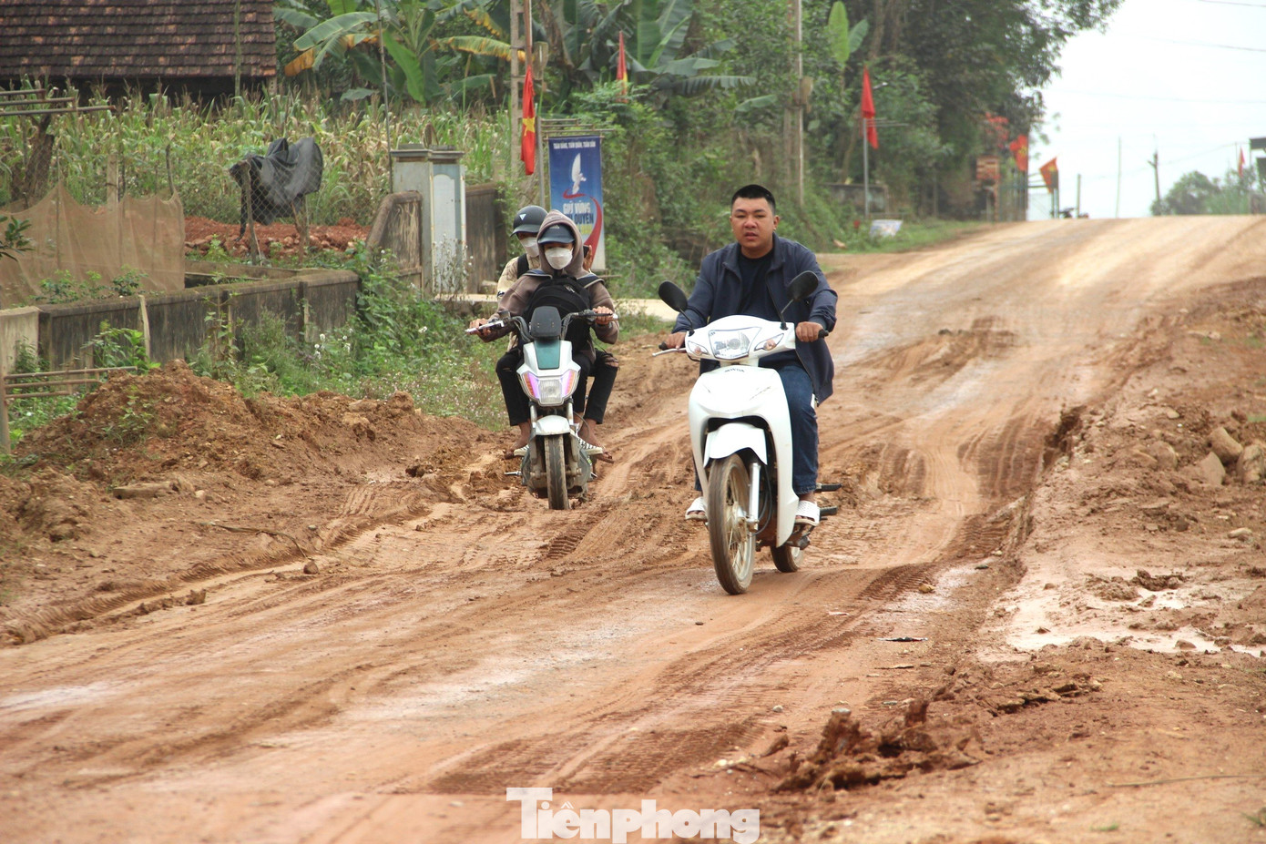 Ông Nguyễn Tất Hải - Giám đốc Ban Quản lý dự án huyện Tân Kỳ cho biết, dự án quốc lộ 15B được đầu tư, khởi công xây dựng từ năm 2012, nhưng sau đó ngừng thi công trong thời gian dài. Đến năm 2021, dự án mới được tiếp tục thi công, với tổng mức đầu tư 110 tỷ đồng. Hiện vẫn còn 900m cuối tuyến và đường 2 đầu cầu ở hai cầu Khe Su và Khe Thiềm chưa hoàn thiện.