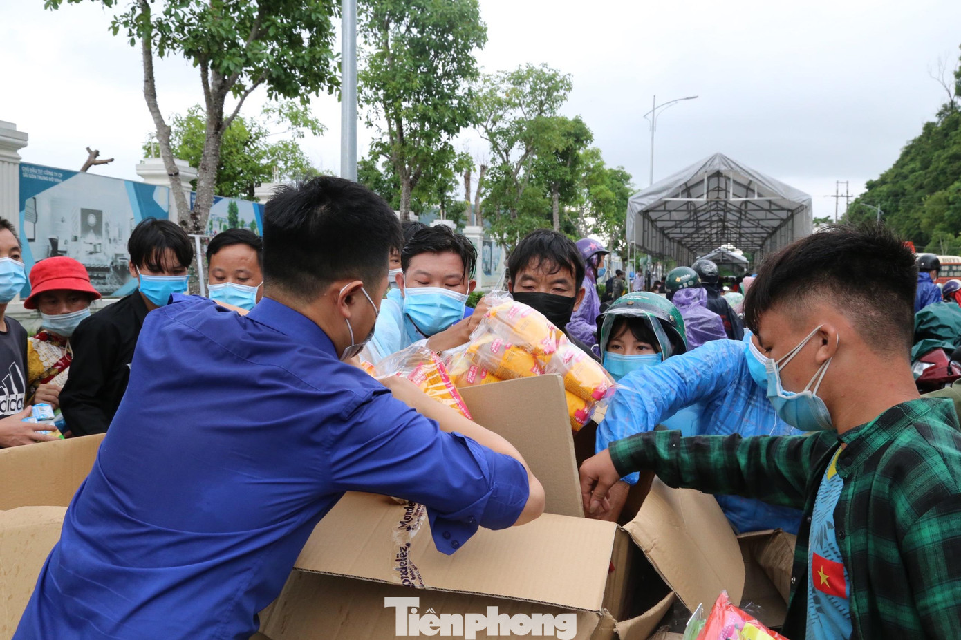 Hỗ trợ thức ăn, nước uống,... cho người dân về quê
