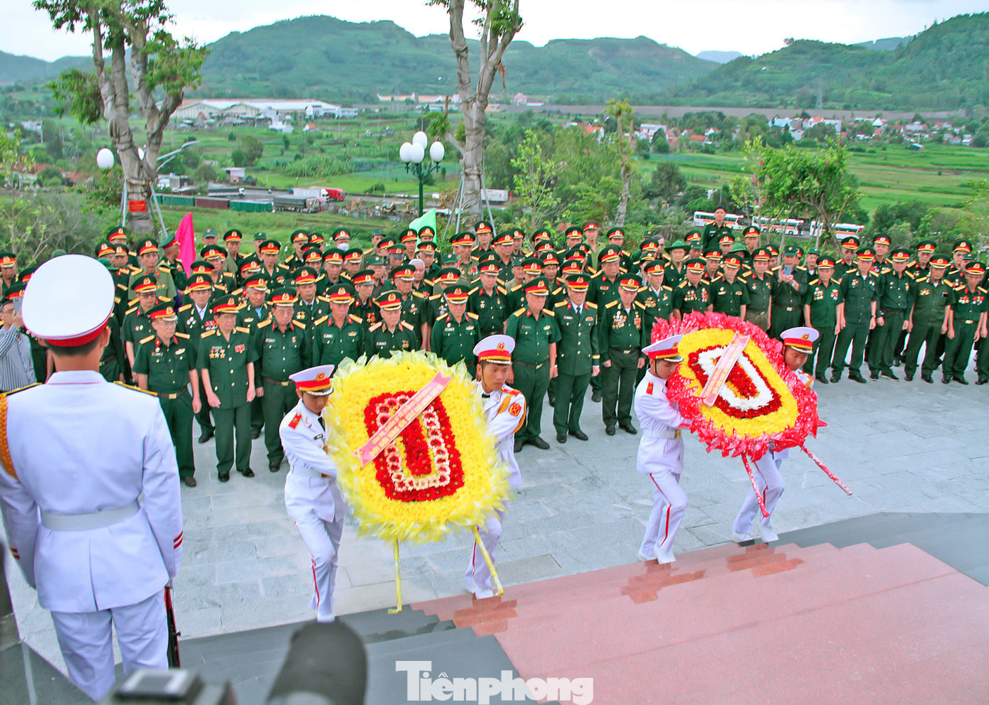 Hành trình xuyên suốt 14 ngày, các cựu chiến binh đã trở về nơi mà họ từng sát cánh cùng đồng đội chiến đấu dâng hương, dâng hoa ở 28 điểm.