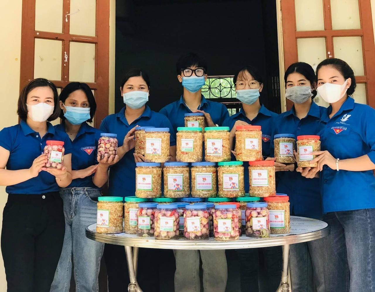 Các bạn đoàn viên thanh niên phân loại các nông sản có khả năng bảo quản dài ngày được giữ nguyên để chuyển tới các địa chỉ cần. Những loại khác được các bạn trẻ tổ chức sơ chế và chế biến thành các món ăn có thể để được lâu như nhút mít, thính măng, vừng lạc, cà pháo muối... Quá trình sơ chế, chế biến, các bạn trẻ luôn đeo khẩu trang, kính chắn giọt bắn để đảm bảo công tác phòng dịch.