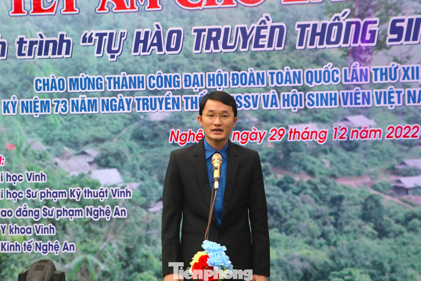 Phát biểu tại chương trình, anh Trần Linh, Phó Bí thư Tỉnh Đoàn Nghệ An chia sẻ: “Phát huy vai trò xung kích, tiên phong, sáng tạo, tình nguyện của hội viên, sinh viên; đặc biệt ở những địa bàn khó khăn, các vùng biên giới, hải đảo, vùng sâu, vùng xa; Ban Thường vụ Tỉnh Đoàn, Ban Thư ký Hội Sinh viên tỉnh và 9 trường Đại học, Cao đẳng trực thuộc Tỉnh Đoàn hỗ trợ các công trình, phần quà chăm lo cho các em học sinh có hoàn cảnh khó khăn, tạo thêm các sân chơi lành mạnh, bổ ích góp phần xây dựng xã Châu Cường hướng tới mục tiêu xây dựng Nông thôn mới, nâng cao đời sống thể chất và văn hóa tinh thần cho người dân và thanh thiếu nhi”. Phát biểu tại chương trình, anh Trần Linh, Phó Bí thư Tỉnh Đoàn Nghệ An chia sẻ: “Phát huy vai trò xung kích, tiên phong, sáng tạo, tình nguyện của hội viên, sinh viên; đặc biệt ở những địa bàn khó khăn, các vùng biên giới, hải đảo, vùng sâu, vùng xa; Ban Thường vụ Tỉnh Đoàn, Ban Thư ký Hội Sinh viên tỉnh và 9 trường Đại học, Cao đẳng trực thuộc Tỉnh Đoàn hỗ trợ các công trình, phần quà chăm lo cho các em học sinh có hoàn cảnh khó khăn, tạo thêm các sân chơi lành mạnh, bổ ích góp phần xây dựng xã Châu Cường hướng tới mục tiêu xây dựng Nông thôn mới, nâng cao đời sống thể chất và văn hóa tinh thần cho người dân và thanh thiếu nhi”.