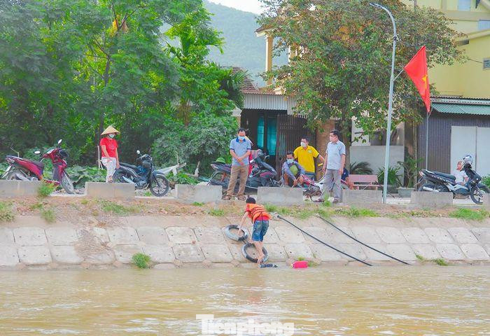 Đây là một trong những mô hình hay giúp giảm thiểu tối đa tai nạn thương tích đuối nước; sử dụng tối đa những vật liệu tái chế, vừa tiết kiệm chi phí vừa góp phần bảo vệ môi trường. Nhiều trẻ em thích thú với những chiếc phao này. “Đây là một sáng kiến tuyệt vời”, một người dân địa phương phấn khởi. (Ảnh: TH)