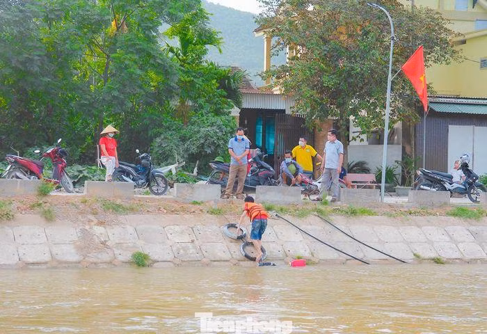 Đây là một trong những mô hình hay giúp giảm thiểu tối đa tai nạn thương tích đuối nước; sử dụng tối đa những vật liệu tái chế, vừa tiết kiệm chi phí vừa góp phần bảo vệ môi trường. Nhiều trẻ em thích thú với những chiếc phao này. “Đây là một sáng kiến tuyệt vời”, một người dân địa phương phấn khởi. (Ảnh: TH)