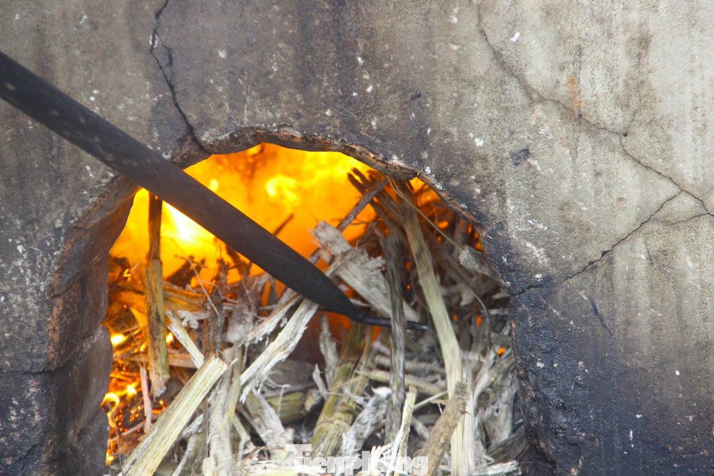 Các lò nấu mật tận dụng bã mía để làm chất đốt. Những ngày này, các lò đều đỏ lửa ngày đêm để kịp đơn hàng Tết.