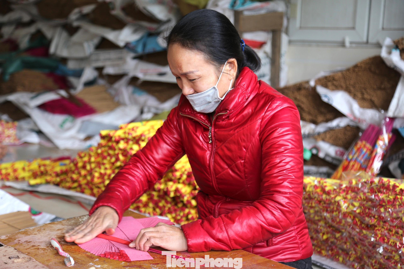 Từng bó hương được người thợ đóng gói và dán nhãn trước khi đem đi tiêu thụ.