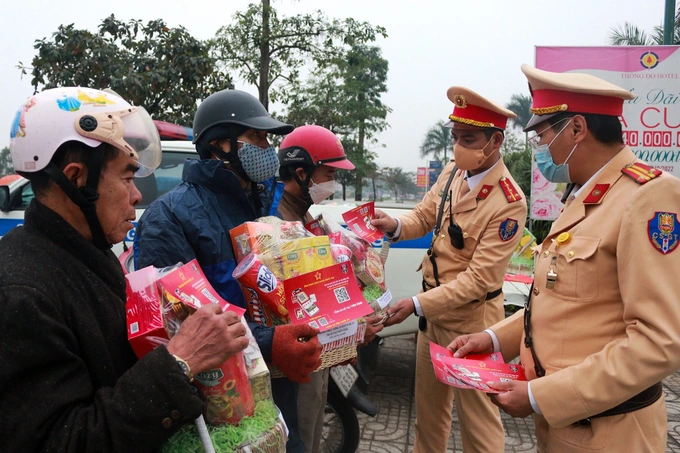 Nhiều lao động nghèo được tặng quà Nhiều lao động nghèo được tặng quà