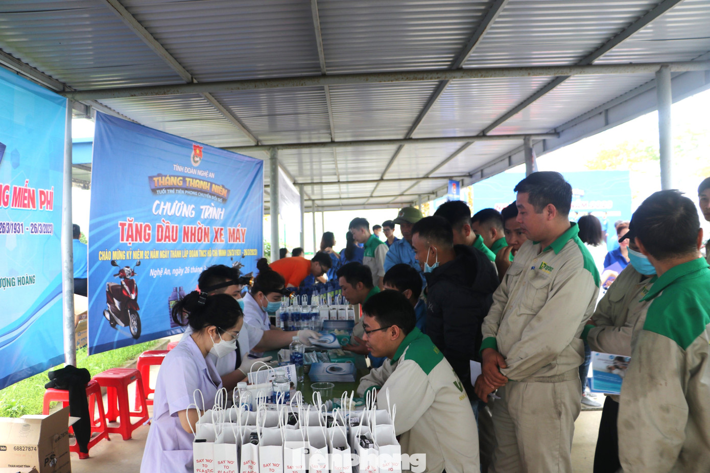 Các đoàn viên, thanh niên được trải nghiệm "Ngày đoàn viên" với các hoạt động: trao quà; khám, tư vấn sức khỏe sinh sản, răng miệng, thị lực; thay dầu xe miễn phí;... Các đoàn viên, thanh niên được trải nghiệm "Ngày đoàn viên" với các hoạt động: trao quà; khám, tư vấn sức khỏe sinh sản, răng miệng, thị lực; thay dầu xe miễn phí;...