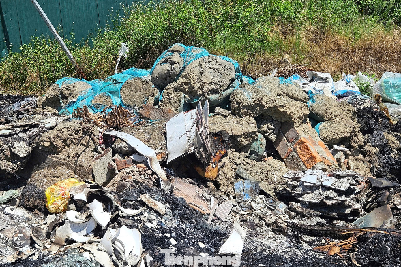 Mỗi ngày, thành phố Vinh thải ra khoảng 350 tấn rác sinh hoạt và con số này đang gia tăng nhanh chóng do quá trình đô thị hóa. Tình trạng vứt rác bừa bãi vẫn tiếp diễn ở nhiều khu vực, không chỉ làm mất mỹ quan đô thị mà còn tiềm ẩn nguy cơ ô nhiễm môi trường.