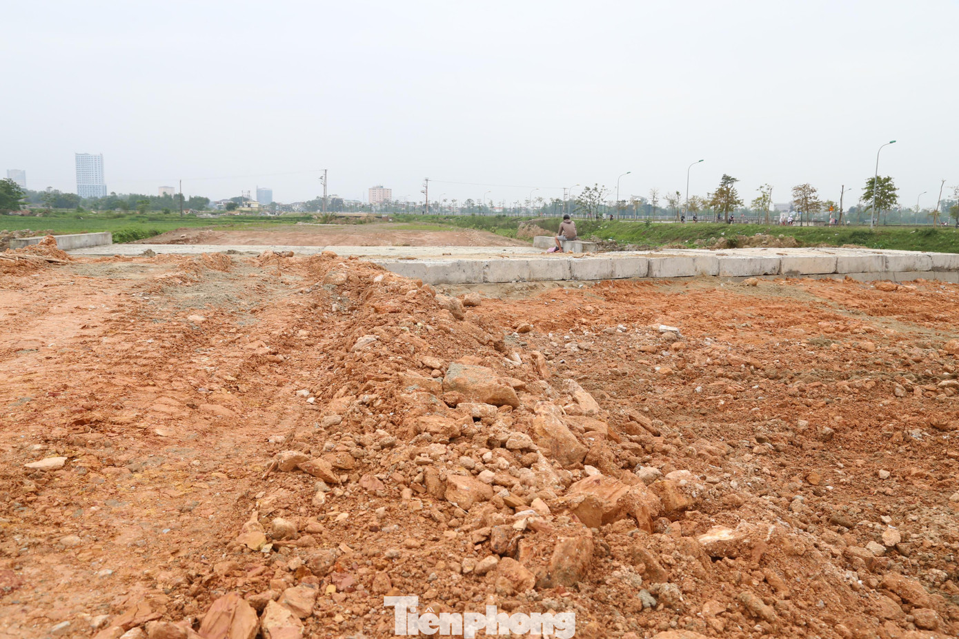 Ông Nguyễn Ngọc Phong - Giám đốc Ban quản lý Dự án đầu tư xây dựng TP Vinh cho biết: “Dự án hiện còn vướng hơn 30 hộ dân và khoảng 500 mộ phần. Bên cạnh lý do liên quan đến văn hóa tâm linh thì một khó khăn là do quỹ đất thành phố dành cho nghĩa trang không còn và chủ trương của thành phố là không quy hoạch nghĩa trang mới nên việc tìm đất để di dời các khu mộ vô cùng khó khăn. Trung tâm phát triển quỹ đất thành phố cũng đang trong quá trình lập hồ sơ GPMB những hộ dân còn lại. Chủ trương là giải phóng mặt bằng đến đâu thì nhà thầu sẽ thi công đến đấy”.