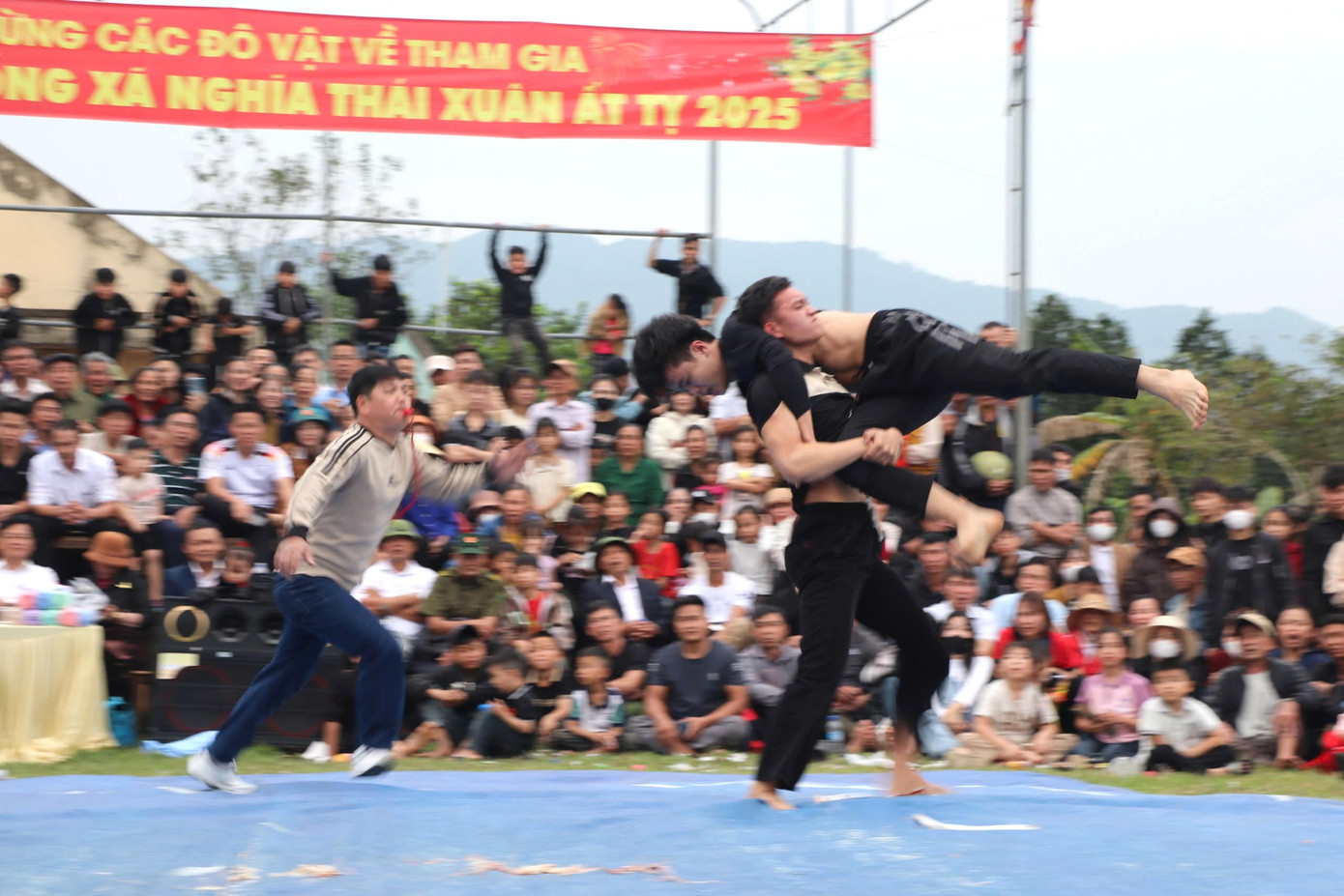 Theo đô vật Phạm Hoàng (trú xã Nghĩa Thái), người tham gia đấu vật không mang tâm lý thắng, thua mà mong muốn cống hiến cho khán giả những trận đấu đẹp mắt trên tinh thần thượng võ. Đây cũng là dịp để các đô vật cọ xát, học hỏi và tích lũy kinh nghiệm cho cuộc thi đấu vật thuộc khuôn khổ Lễ hội Vua Mai được tổ chức vào dịp Rằm tháng Giêng. Theo đô vật Phạm Hoàng (trú xã Nghĩa Thái), người tham gia đấu vật không mang tâm lý thắng, thua mà mong muốn cống hiến cho khán giả những trận đấu đẹp mắt trên tinh thần thượng võ. Đây cũng là dịp để các đô vật cọ xát, học hỏi và tích lũy kinh nghiệm cho cuộc thi đấu vật thuộc khuôn khổ Lễ hội Vua Mai được tổ chức vào dịp Rằm tháng Giêng.