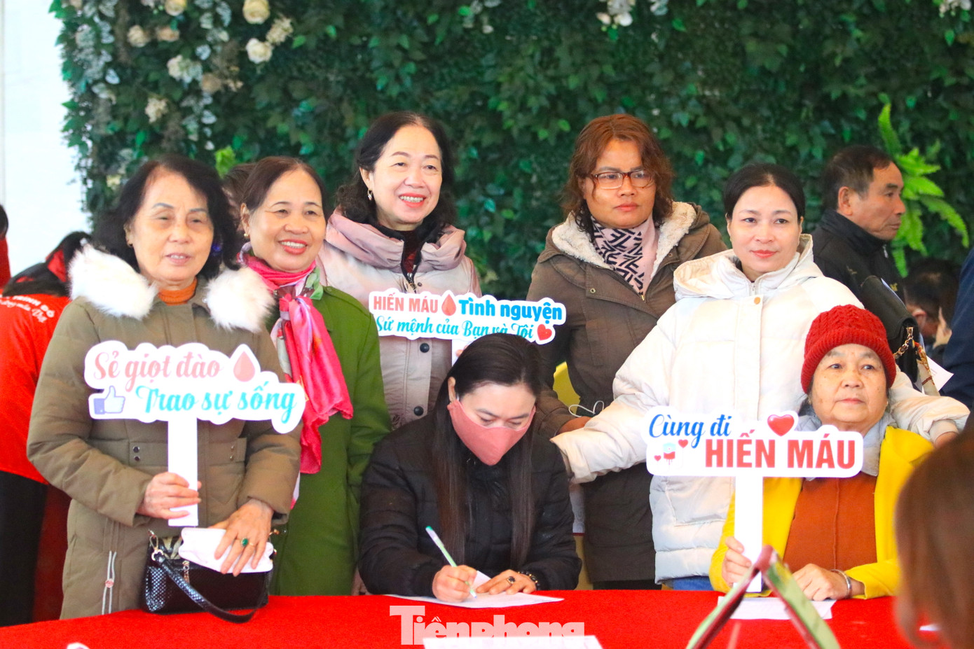 Nụ cười rạng rỡ và tinh thần tình nguyện hiến máu cứu người trong ngày giá lạnh.